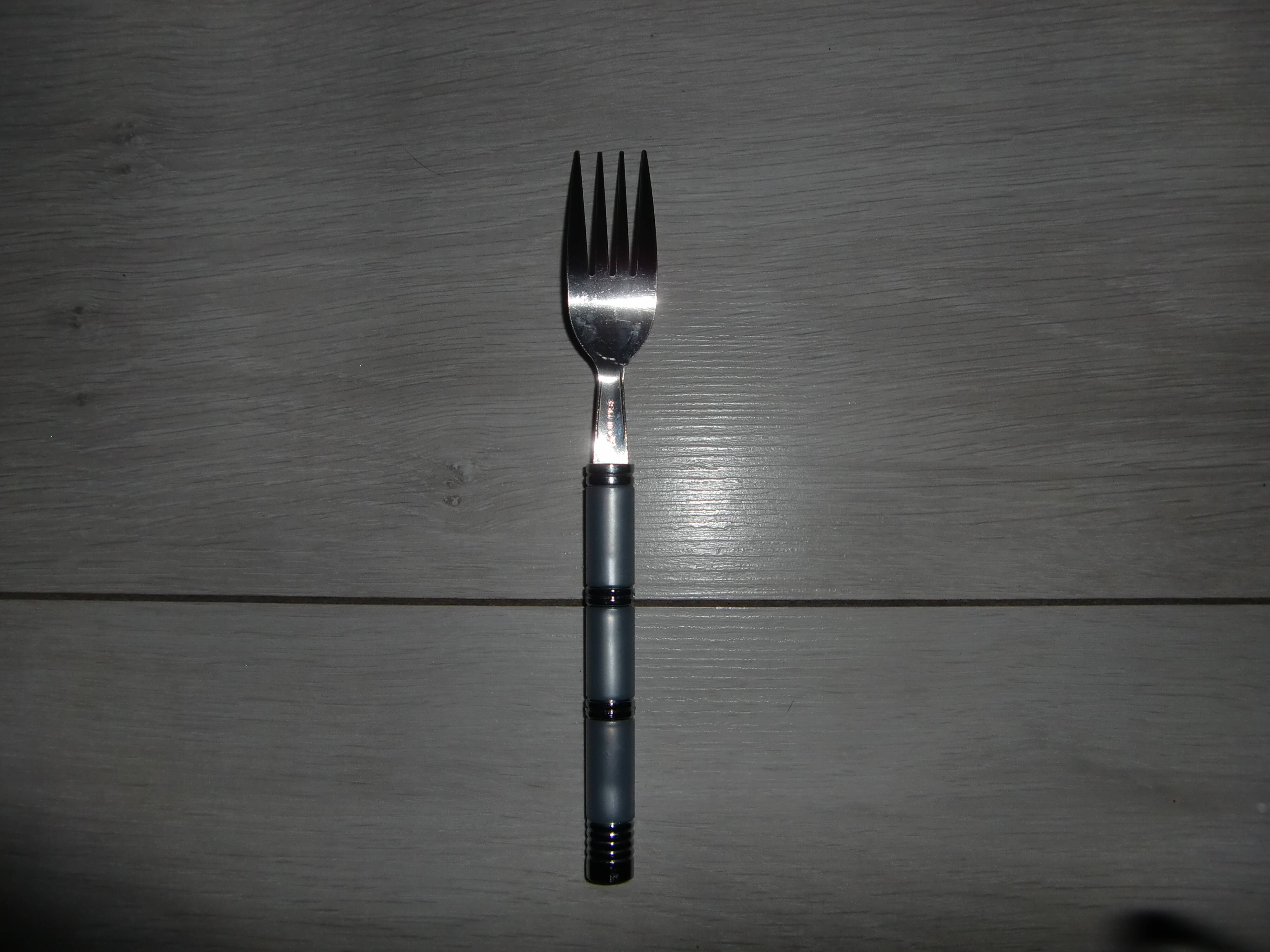 24-piece stainless steel cutlery set with pearly handles