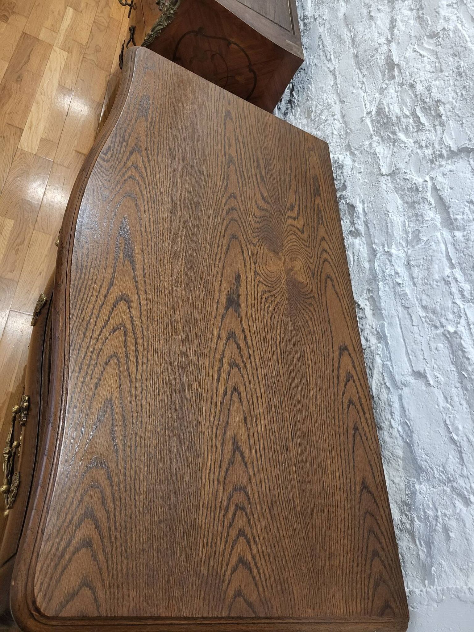 Commode galbée style Louis XV / régence en chêne massif