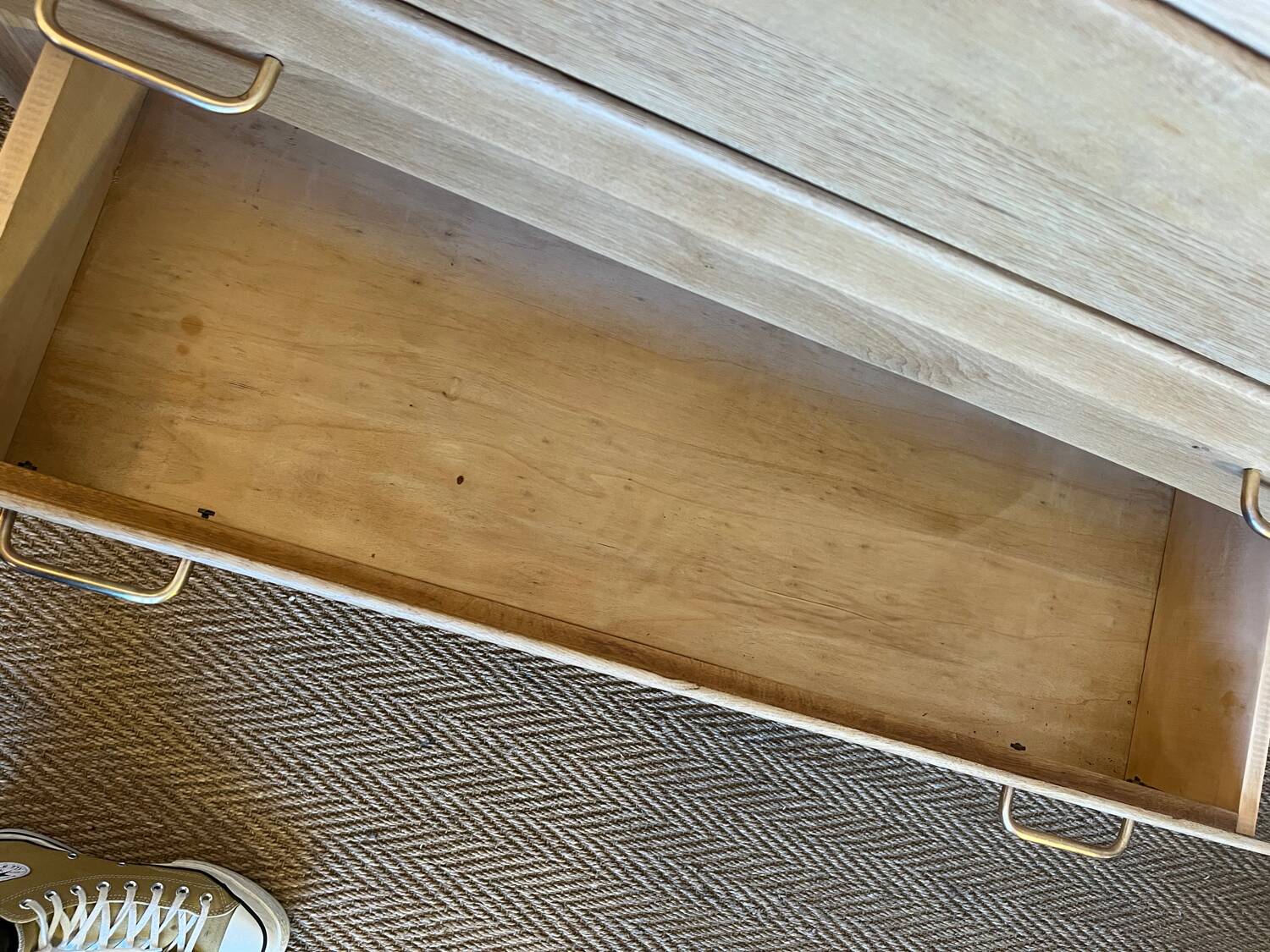 Vintage chest of drawers in wood and golden brass handles