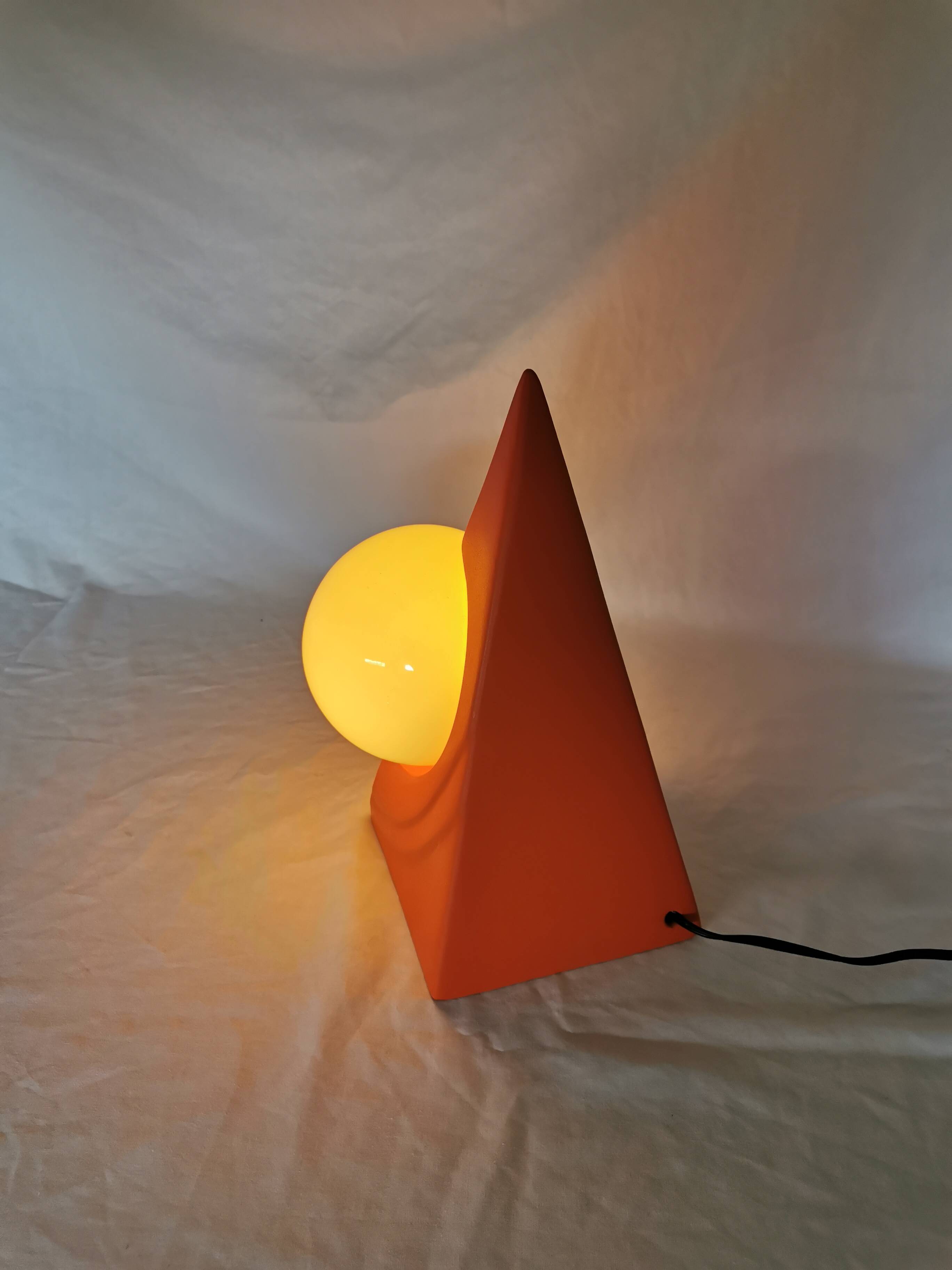 Lampe pyramide céramique, sphère en opaline, postmoderne, 1970.