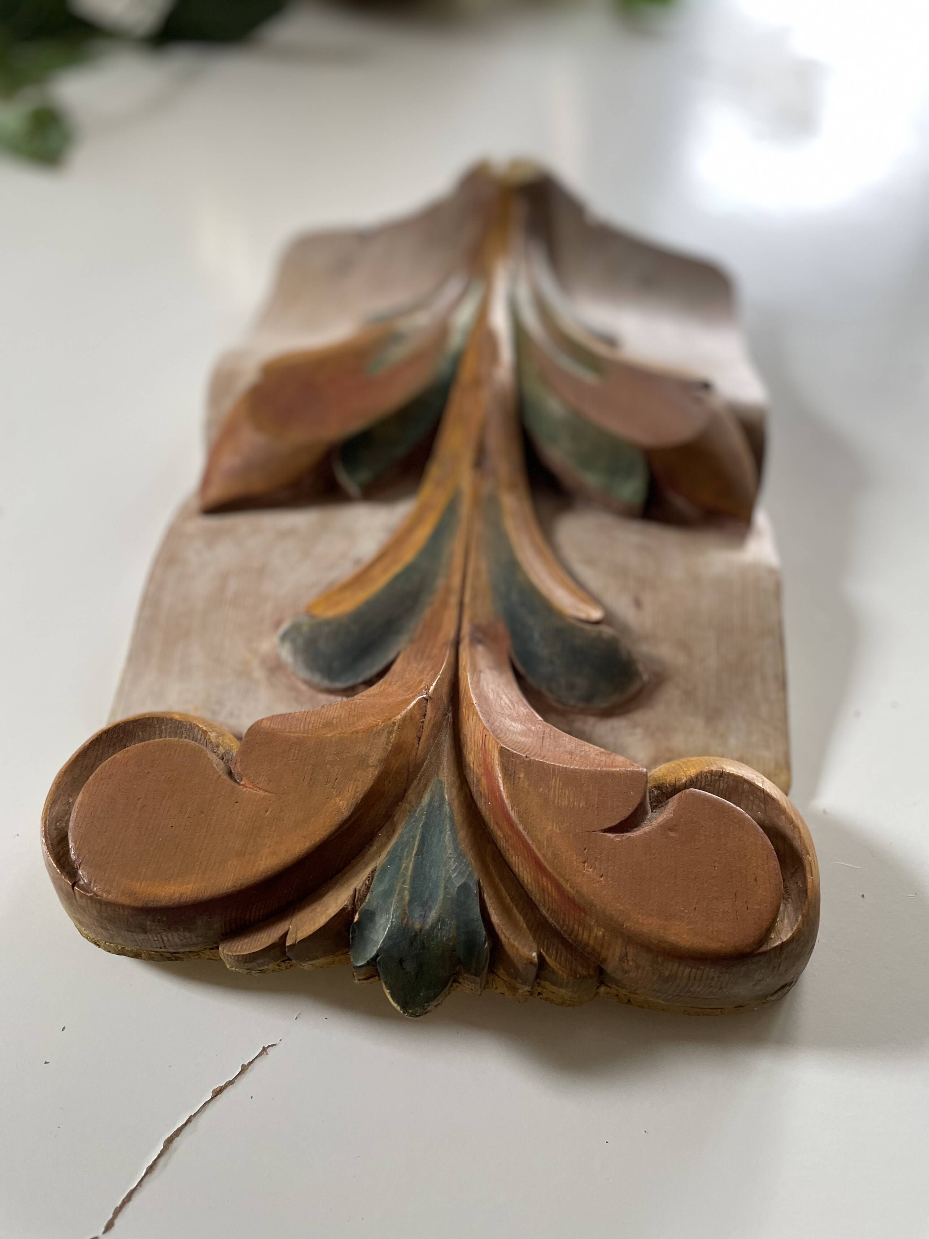 Panneau ancien en bois sculpté au décor de feuillage