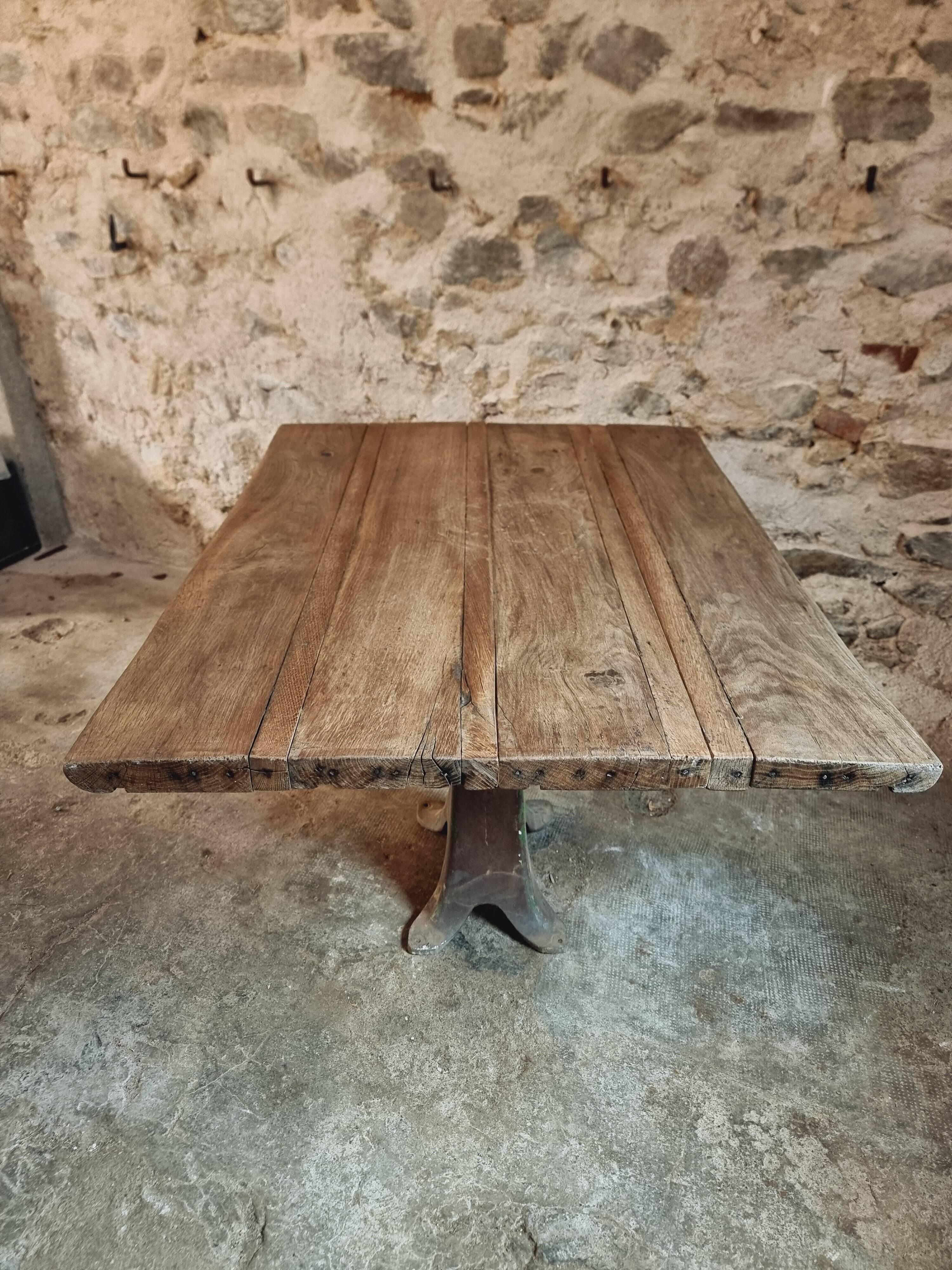 Table ancienne en chêne massif sur piètement en fonte – France, XVIIIe sièc