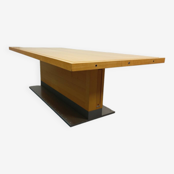 Grande table design Chi Wing Lo pour Giorgetti Italie
