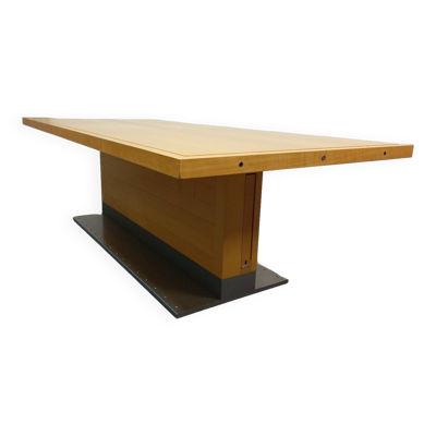 Grande table design Chi Wing Lo pour Giorgetti Italie