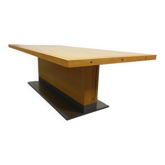 Grande table design Chi Wing Lo pour Giorgetti Italie