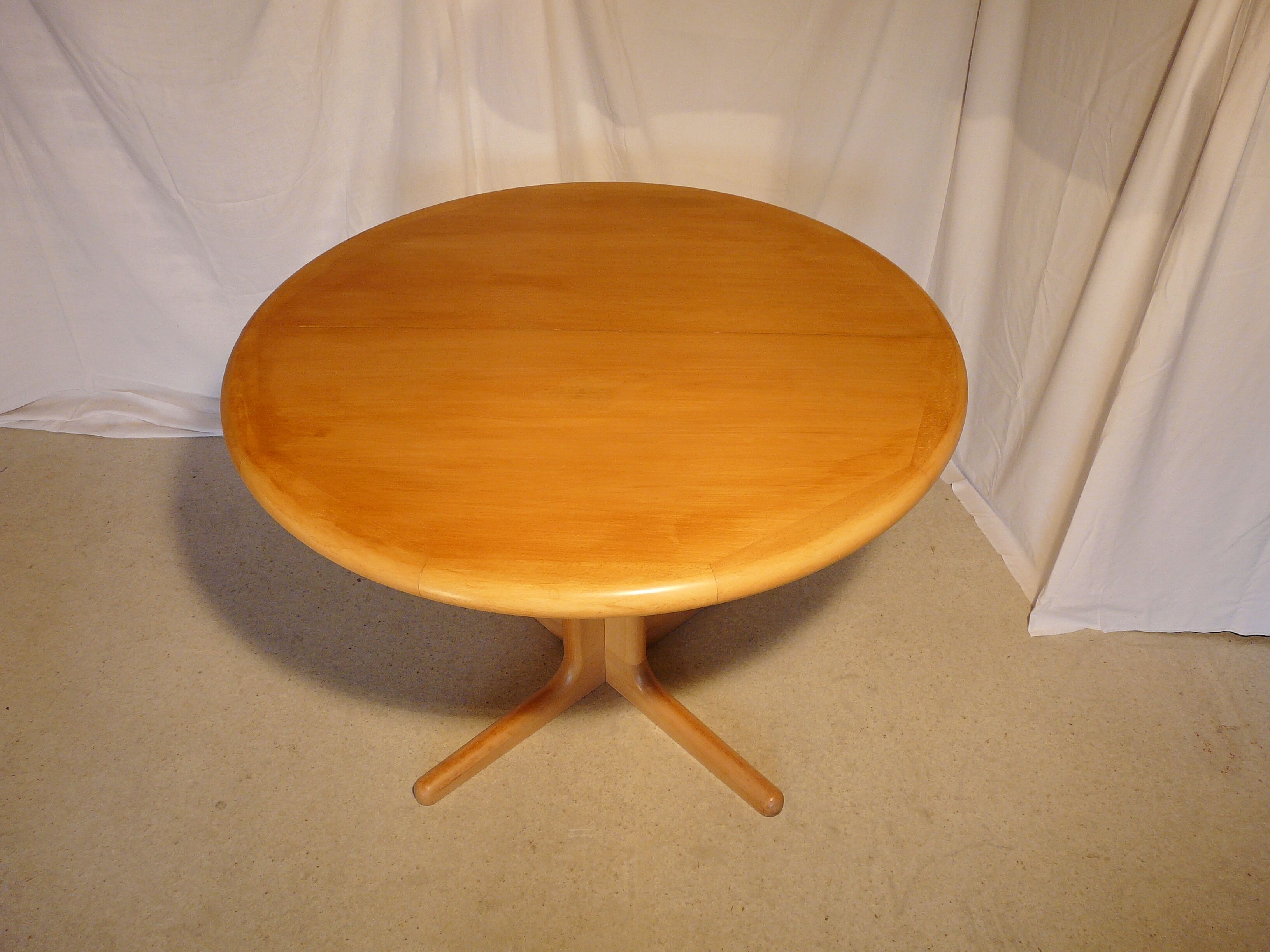 Expandable round table in Scandinavian blond teak Laurits M Larsen