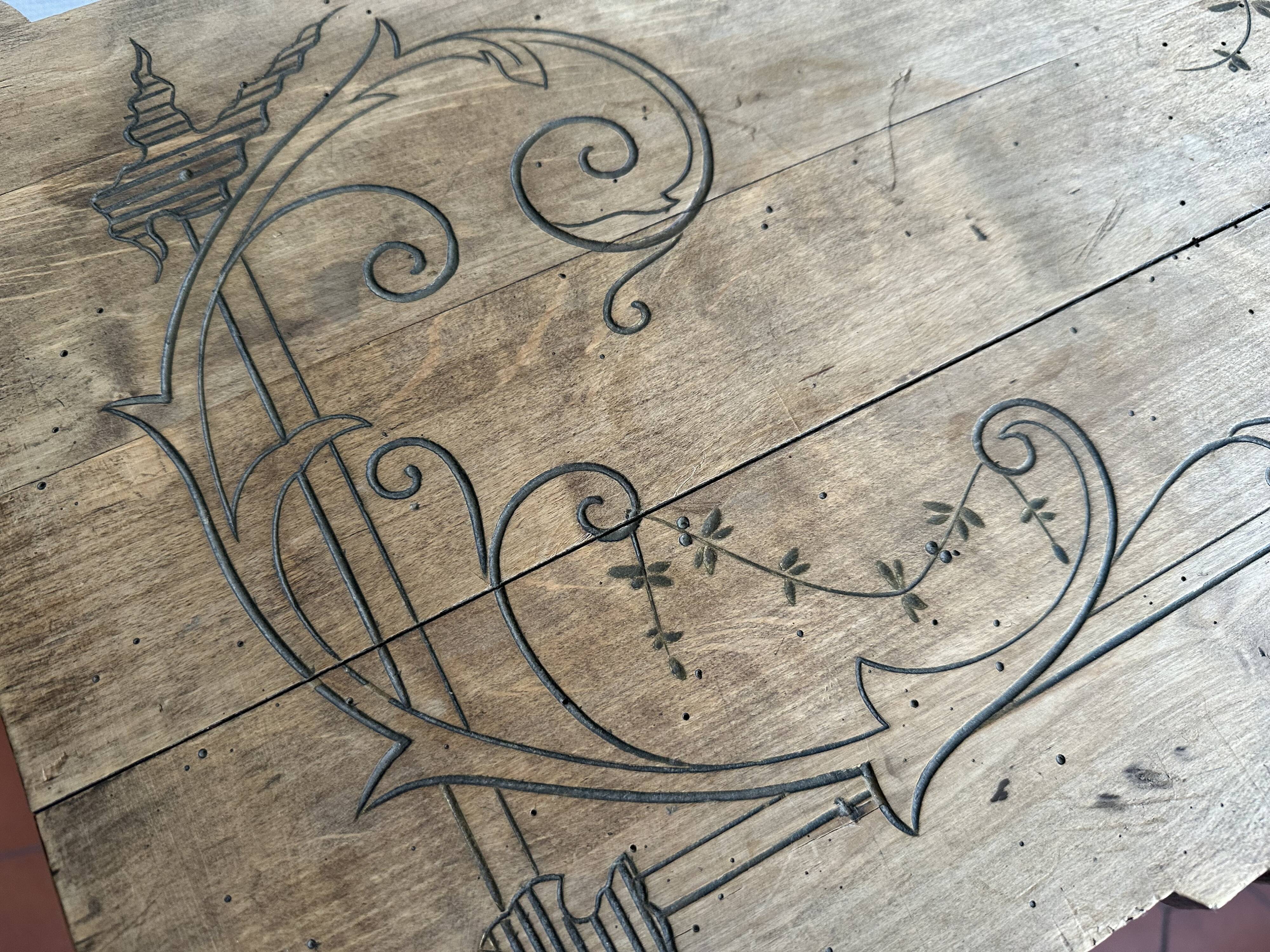 Table d’appoint Art nouveau en bois gravé avec tiroir, vers 1900