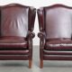 Ensemble de 2 fauteuils à oreilles en cuir de vachette + pouf de style anglais