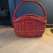 Panier en rotin peint en rouge