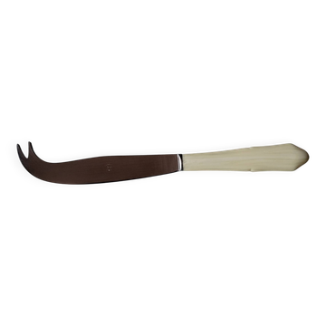 Vintage cheese knife signed S.R. Thiers in excellent condition.