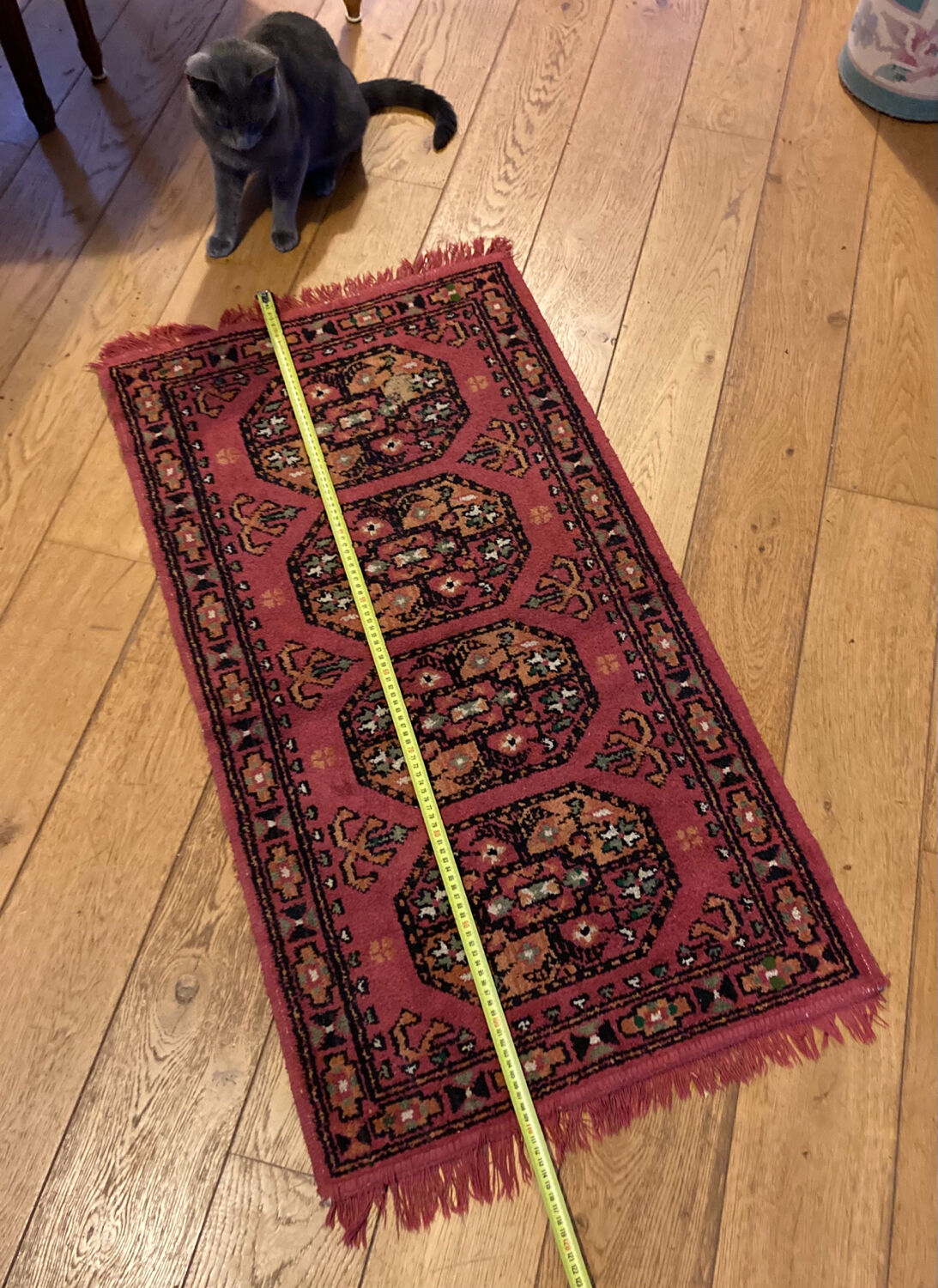 Handmade persian rug in pure virgin wool from the mid-20th century.