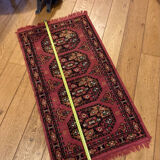 Handmade persian rug in pure virgin wool from the mid-20th century.