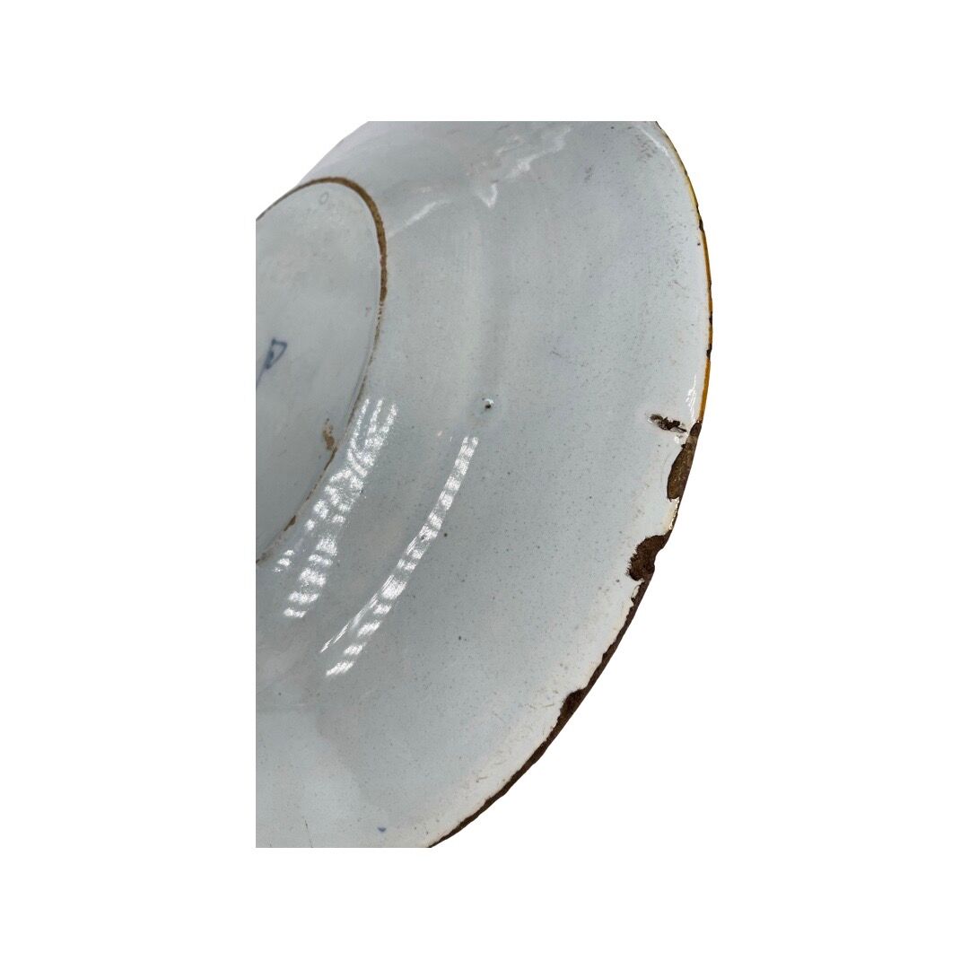 Blue Delft earthenware plate decorated with flowers