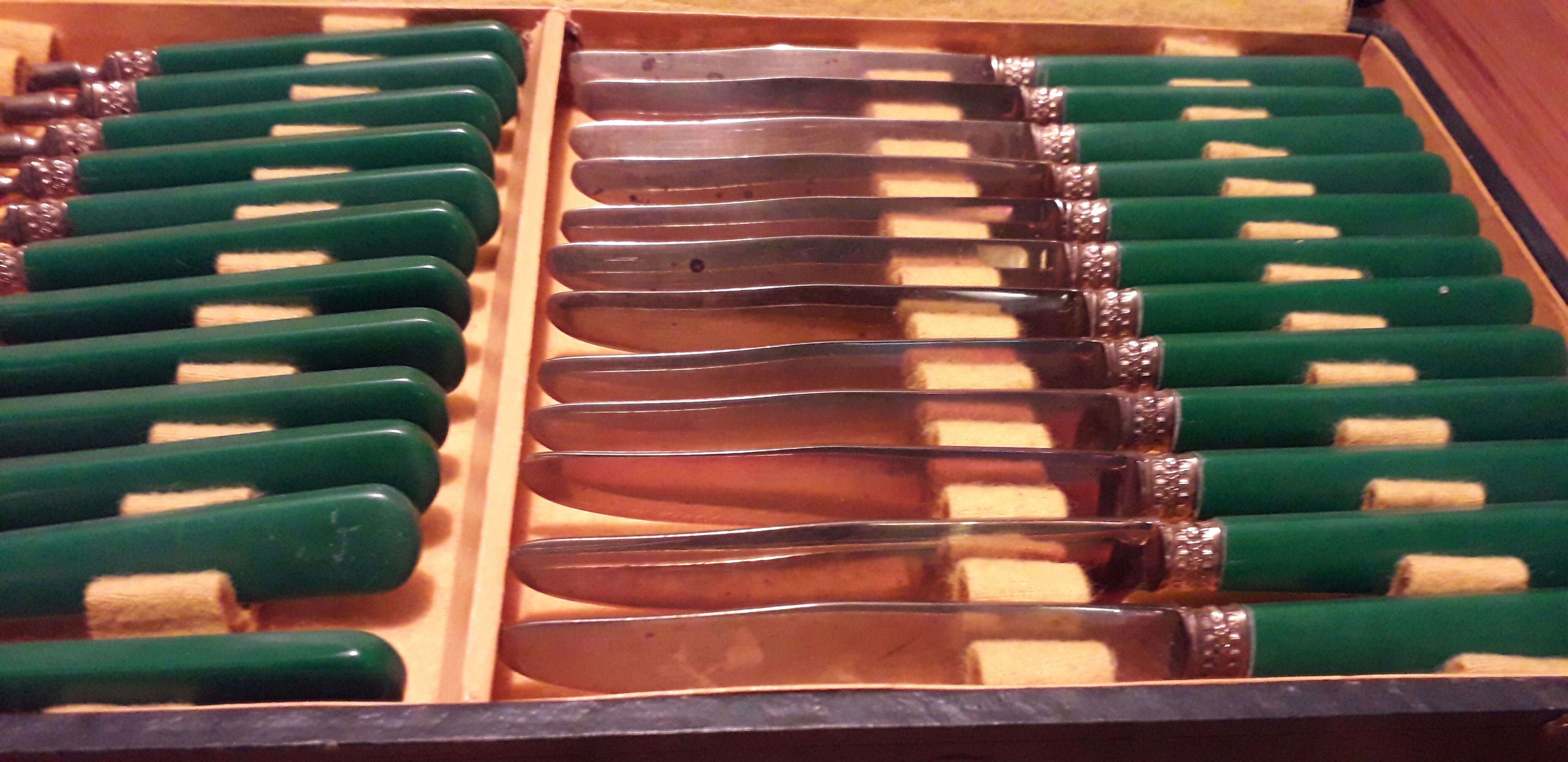 24-seat dessert box in green Bakelite