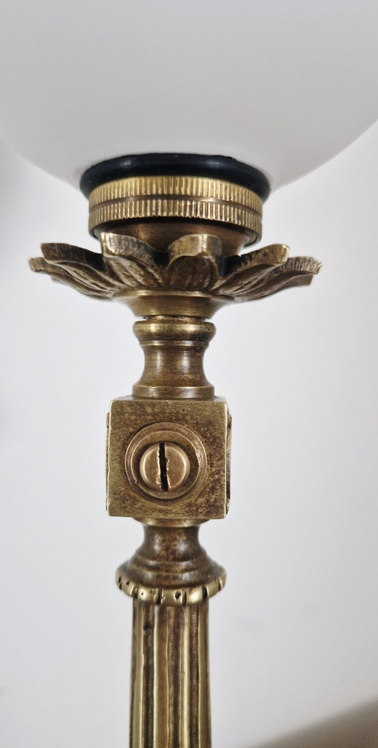 Lampe de table ancienne style Napoléon III en bronze ciselé et globe