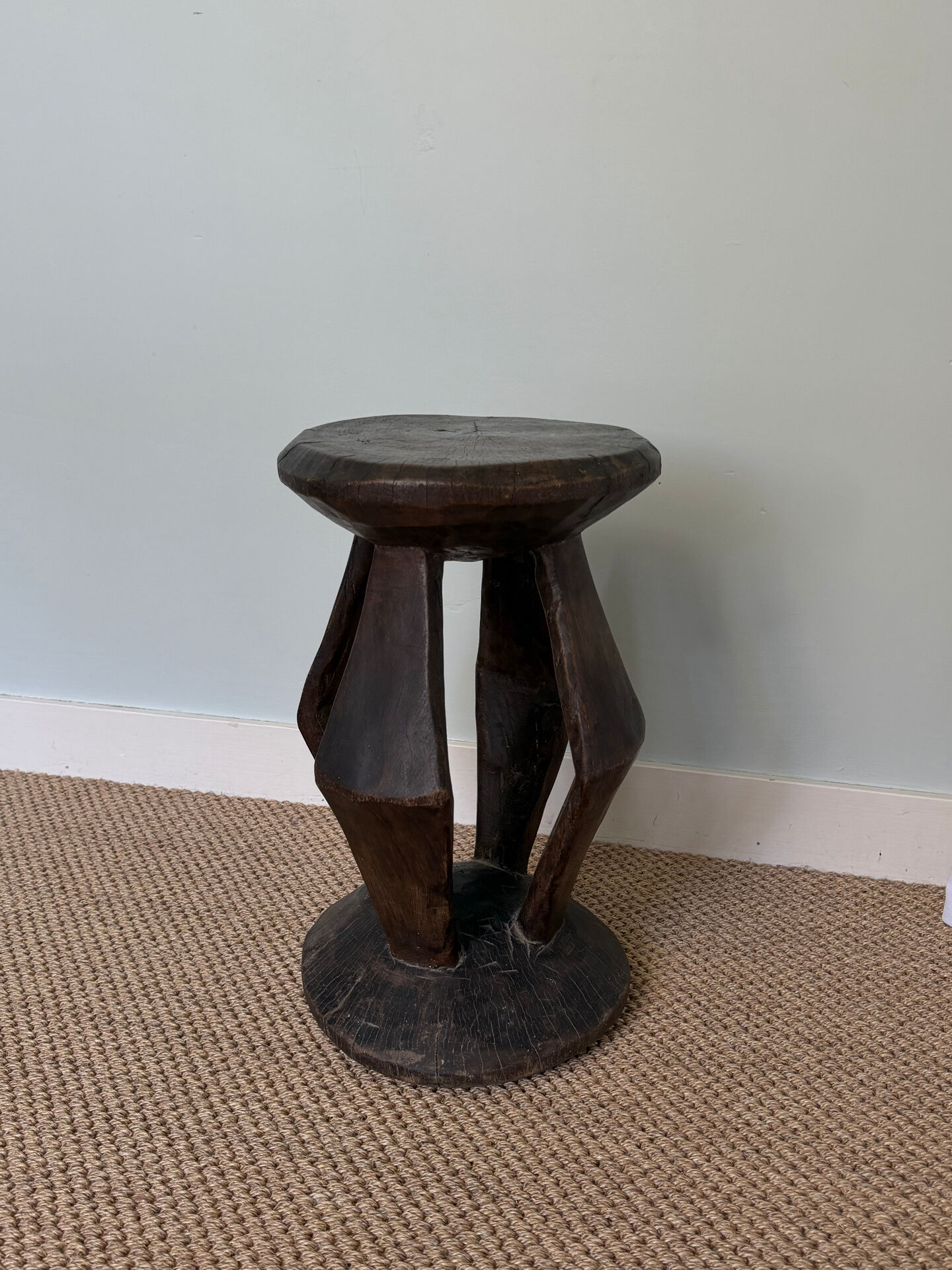 Tabouret sculptural en bois massif – Côte d’Ivoire