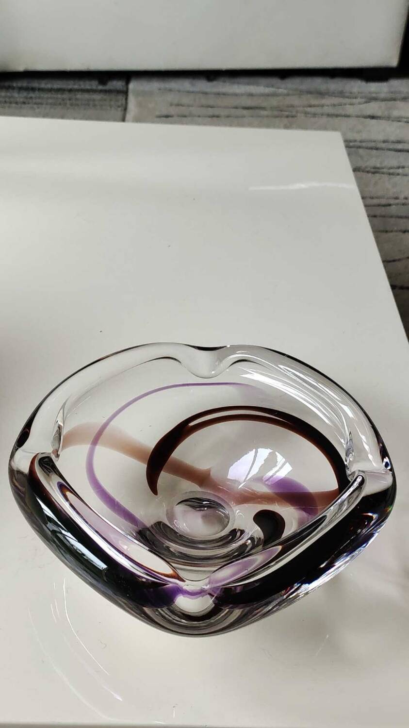 Large pocket/ashtray in heavy crystal with contemporary design - Designer Max Verboeket for Kristalunie/Maastricht factory. Diameter 22 cm