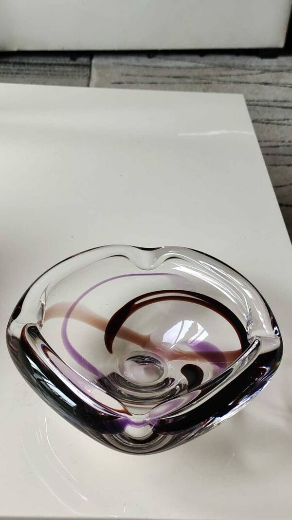 Grand vide poche/Cendrier en cristal lourd au design contemporain - Designer Max Verboeket pour usine Kristalunie/Maastricht. Diam 22 cm