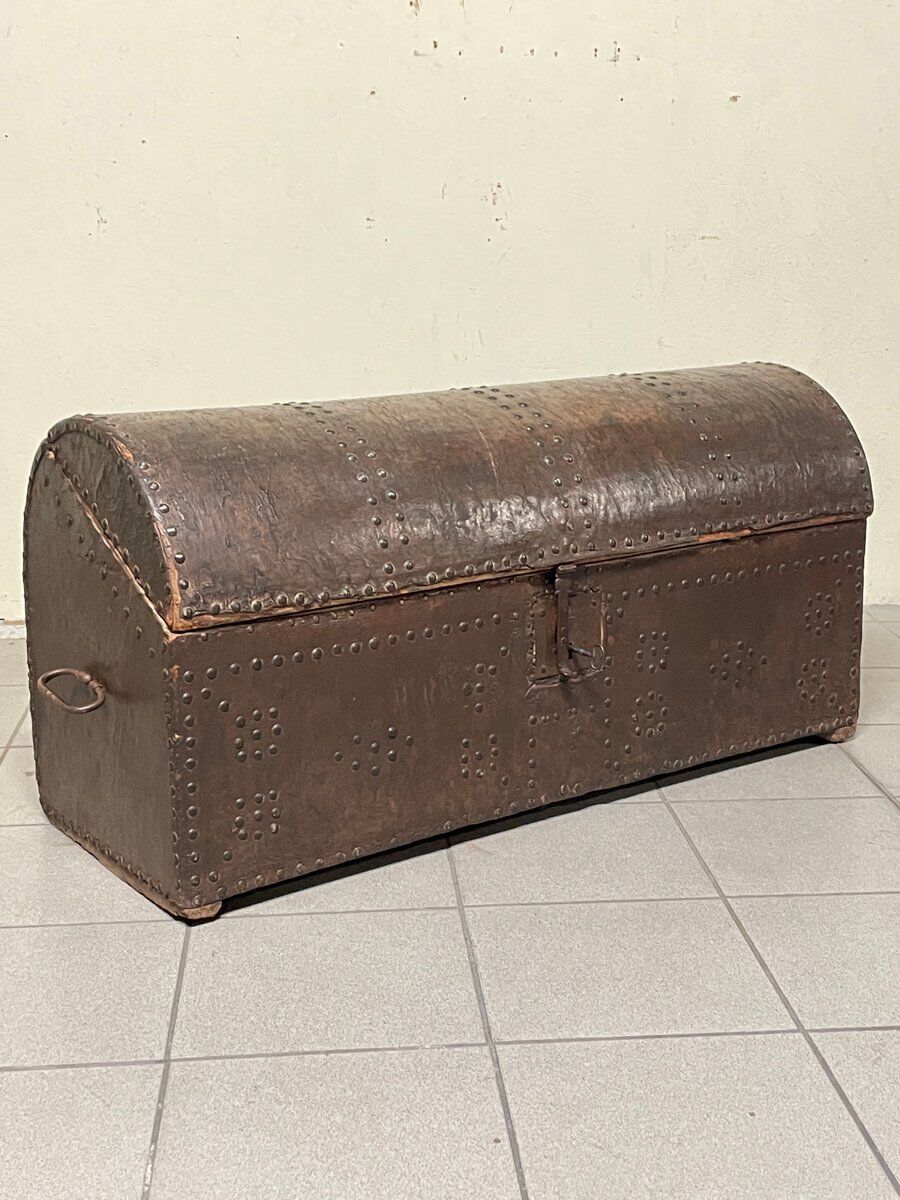 Antico baule da viaggio con borchie, XVIII-XIX secolo