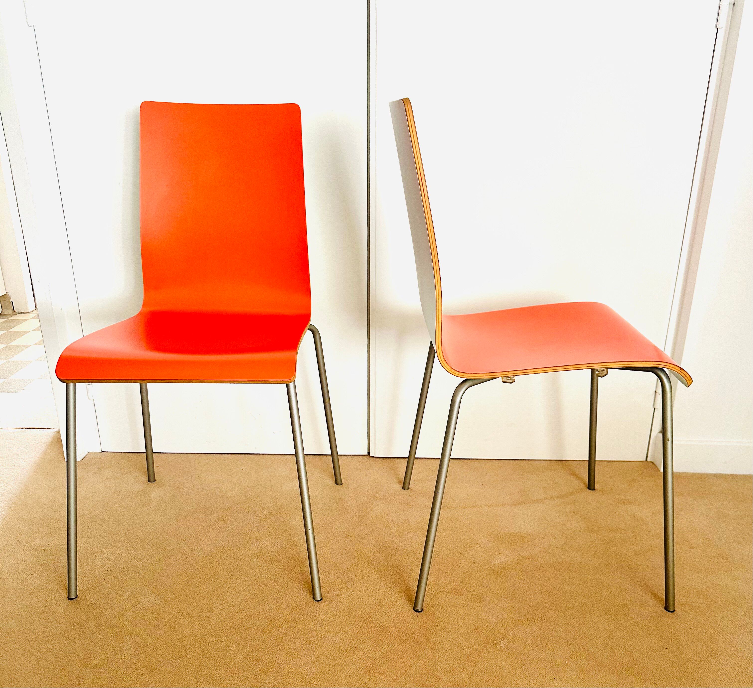 2 bicoloured wooden and steel chairs in orange and red from Habitat, around 1990.