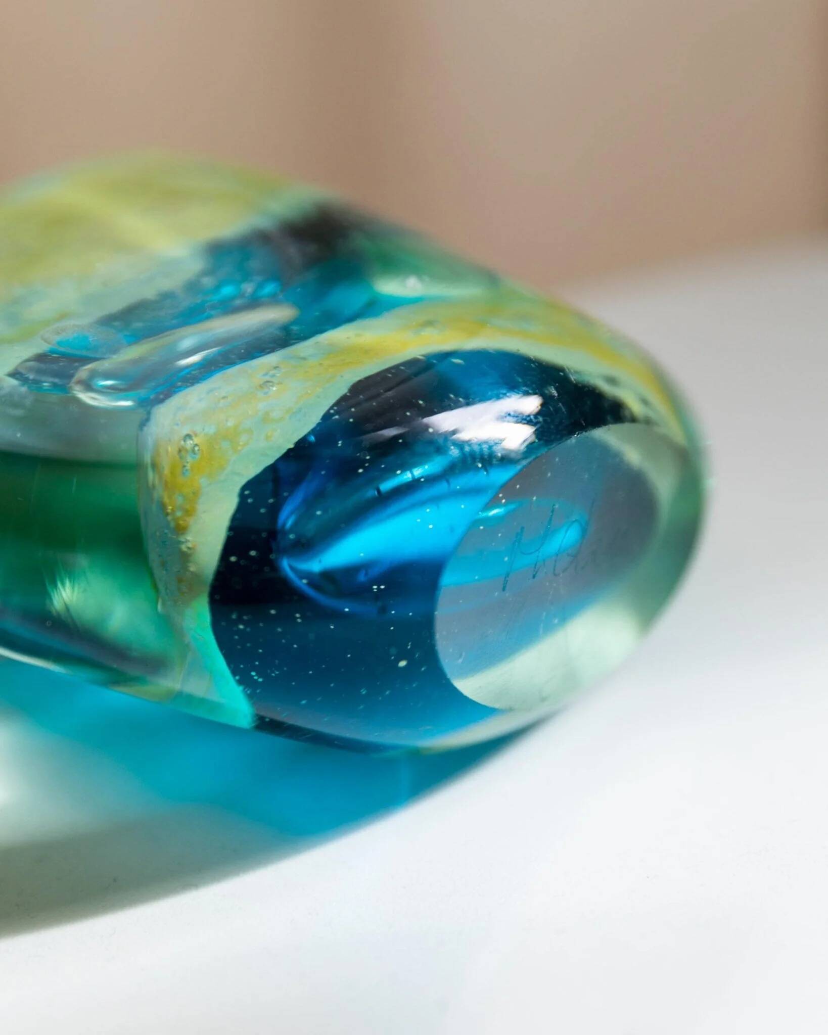 Vase lollipop vintage mdina en verre de murano soufflé à la main bleu-vert par michael harris, décor de table des années 1970.
