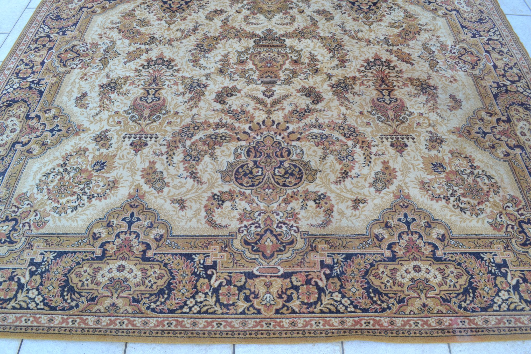 Old carpet 250x320cm