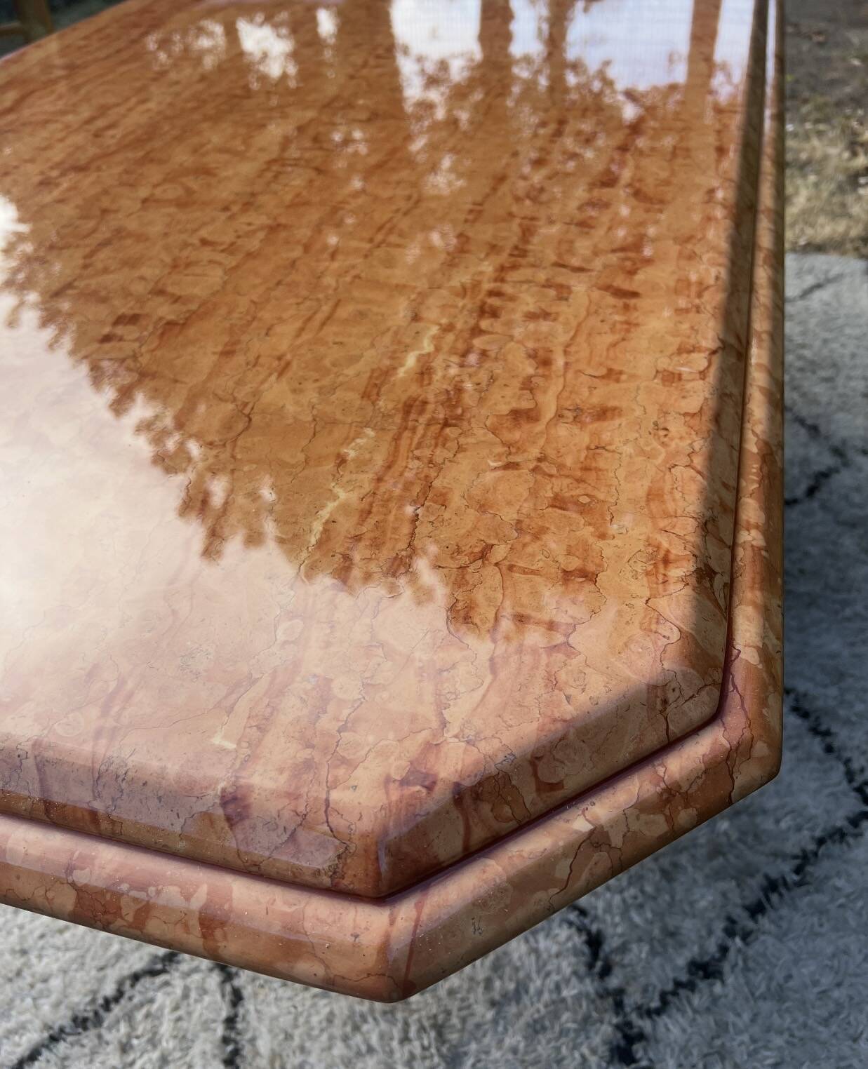 Large dining table in Rosso Alicante marble from the 70s-80s.
