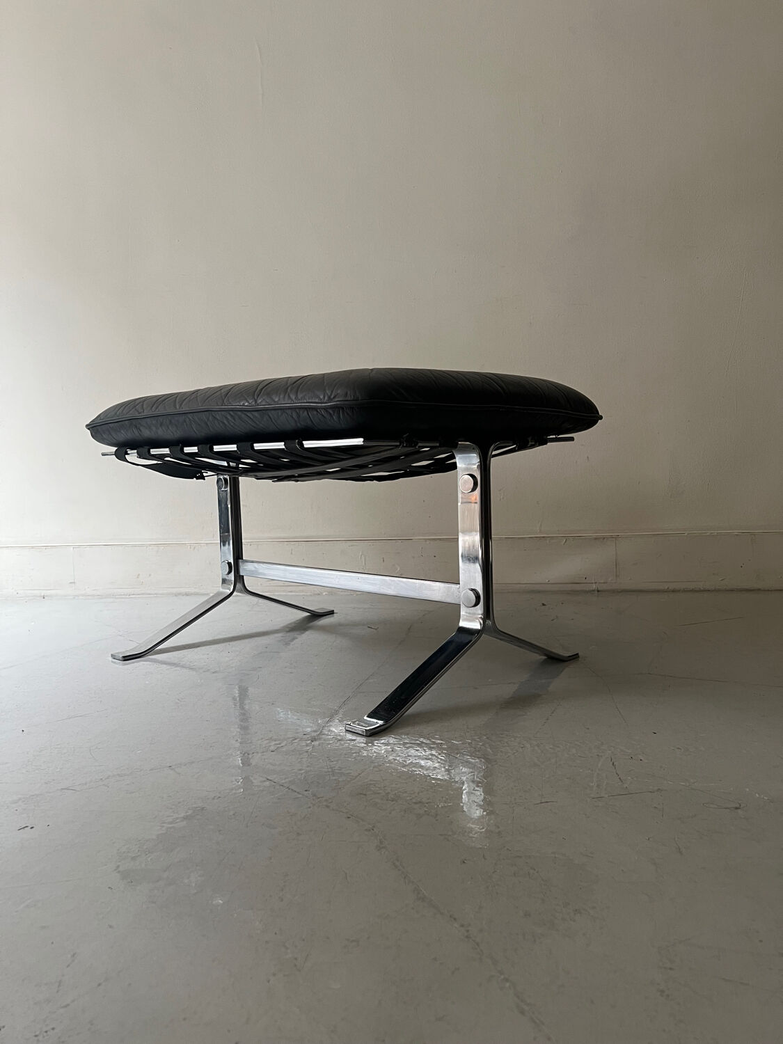 Pouf repose pied design en cuir noir et métal par Olivier Mourgue pour airborne, 1970
