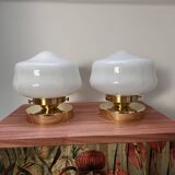 Paire d’appliques murales globes en opaline blanche