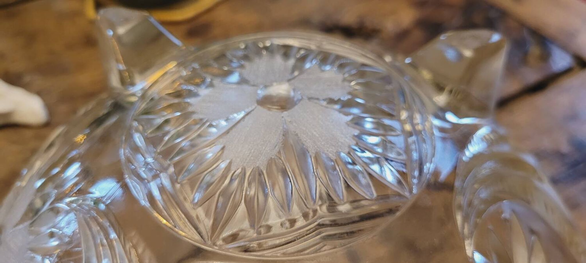 Coupe sur pied en verre moulé 50's