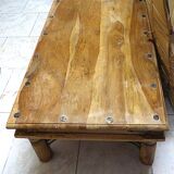 Table basse à clous indienne bois massif ferrures aux angles métal vieilli