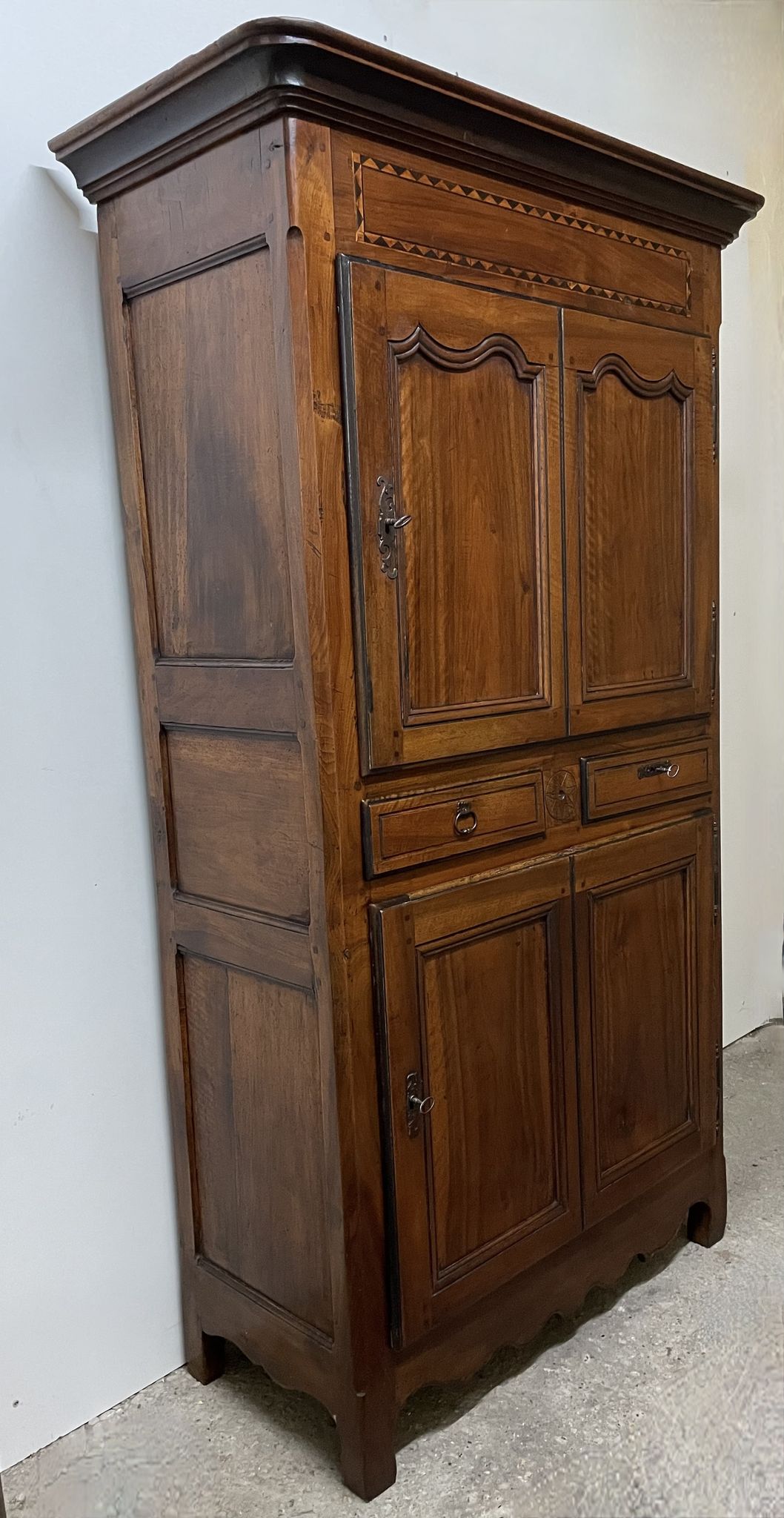Armoire en noyer d'époque XIX ème
