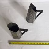Deux vases en étain d'art texturé au design original Irman