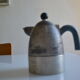 Cafetière alessi postmoderniste " pellicano " par Michael Graves