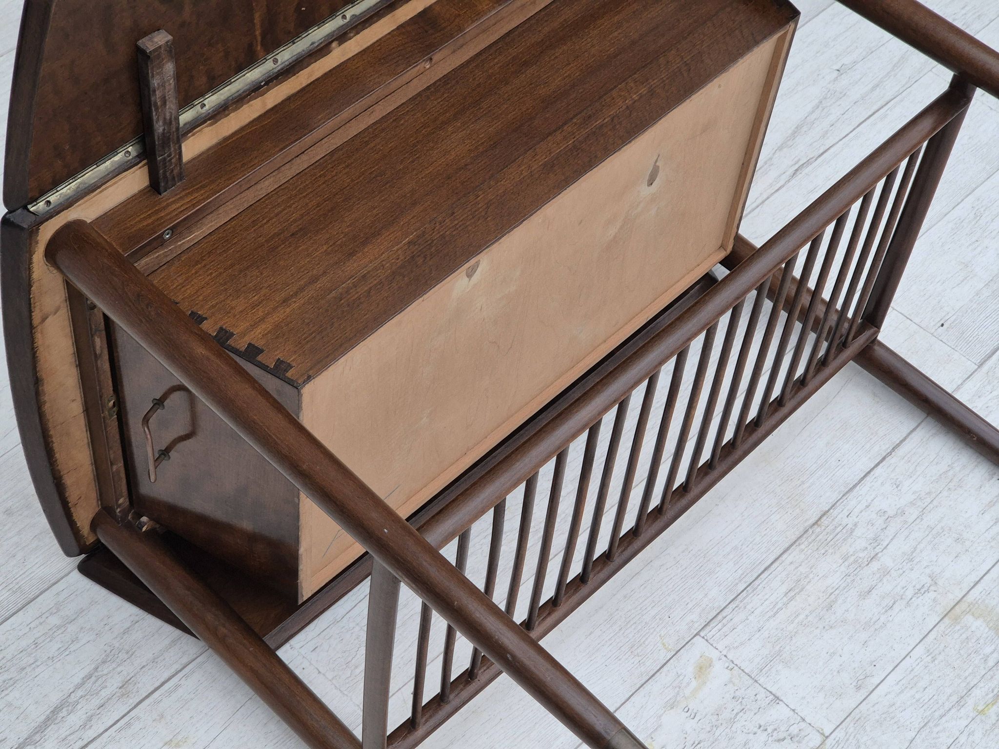 Table basse pliante danoise des années 1950 avec tiroir et étagère, état d'origine.