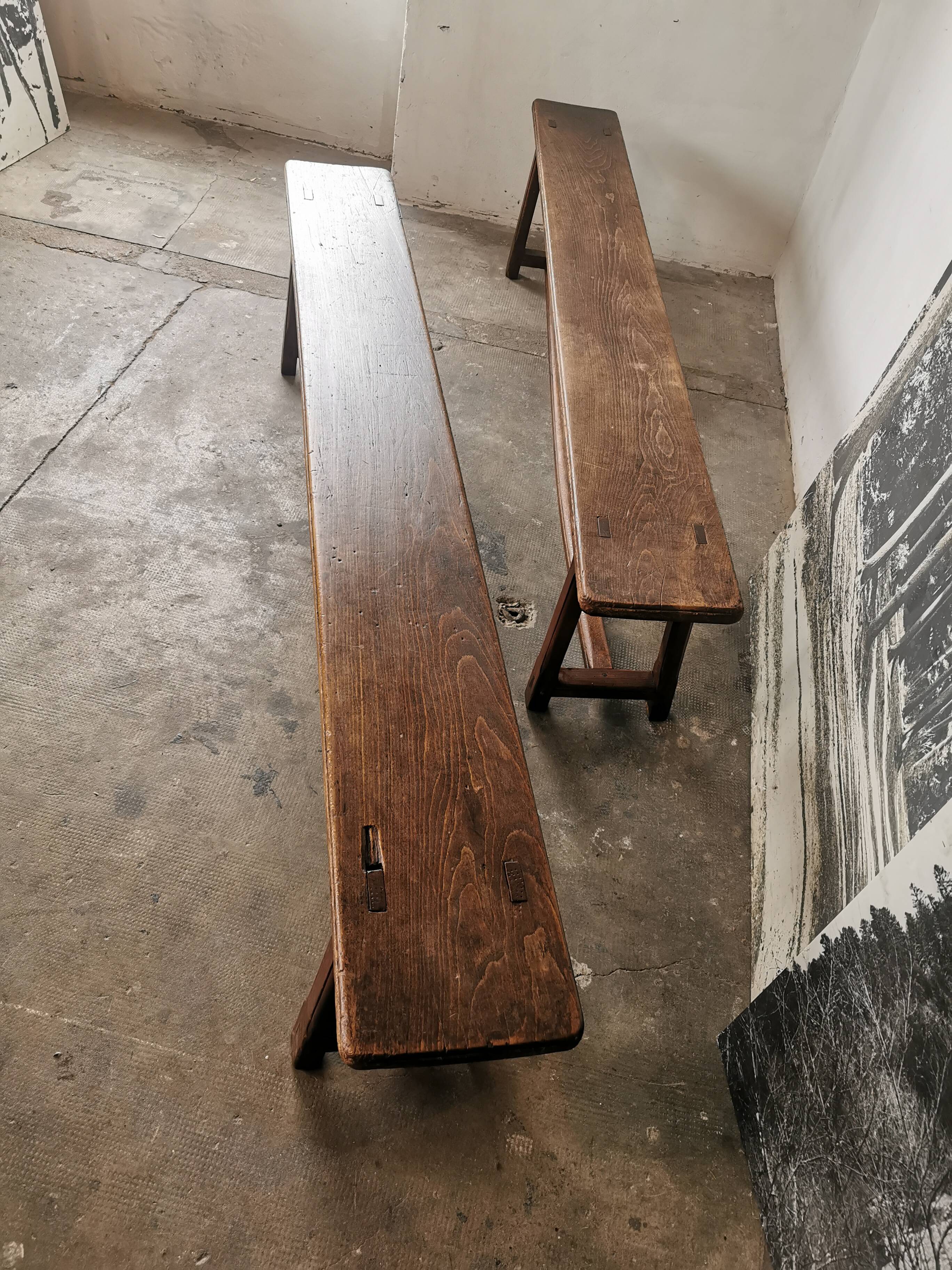 Paire de bancs anciens en chêne