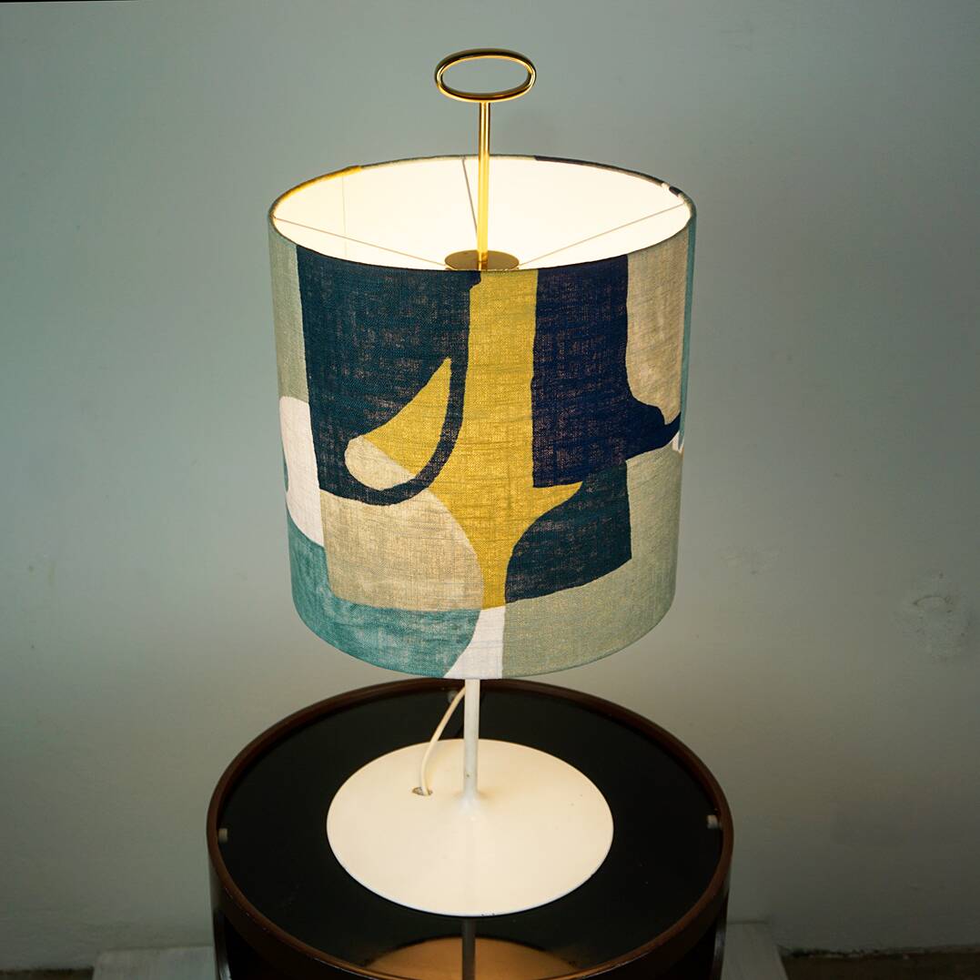 Austrian Mid-Century Table Lamp, White Lacquered with Brass Elements, Attributed to J.T. Kalmar