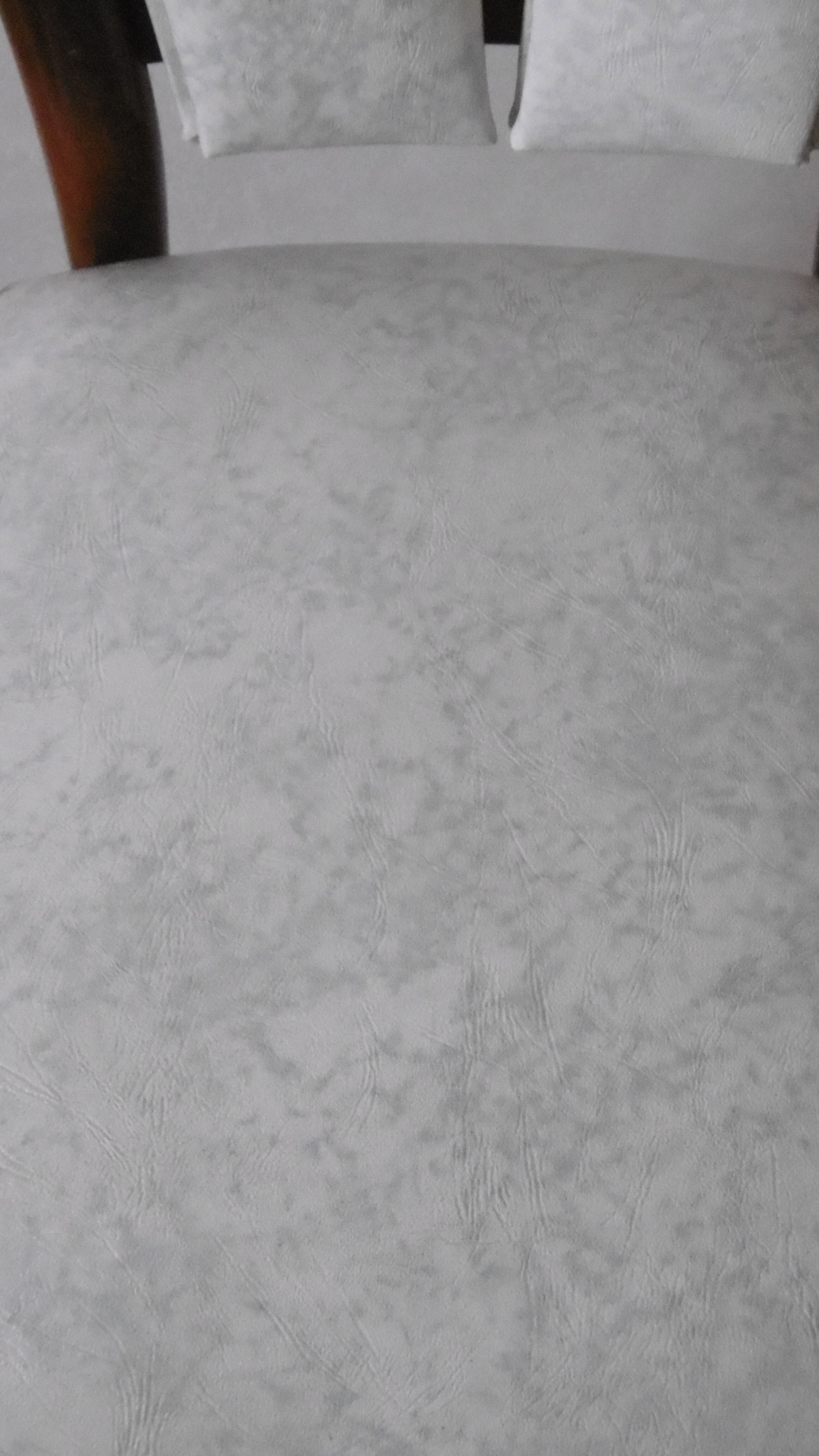 Chair in white leatherette of 60-70 years