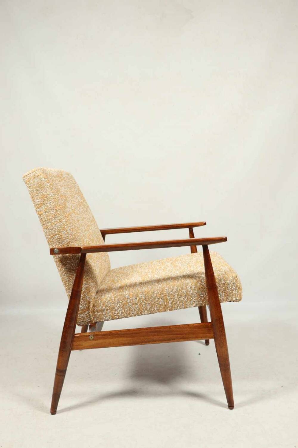 Fauteuil vintage jaune de style scandinave moderne