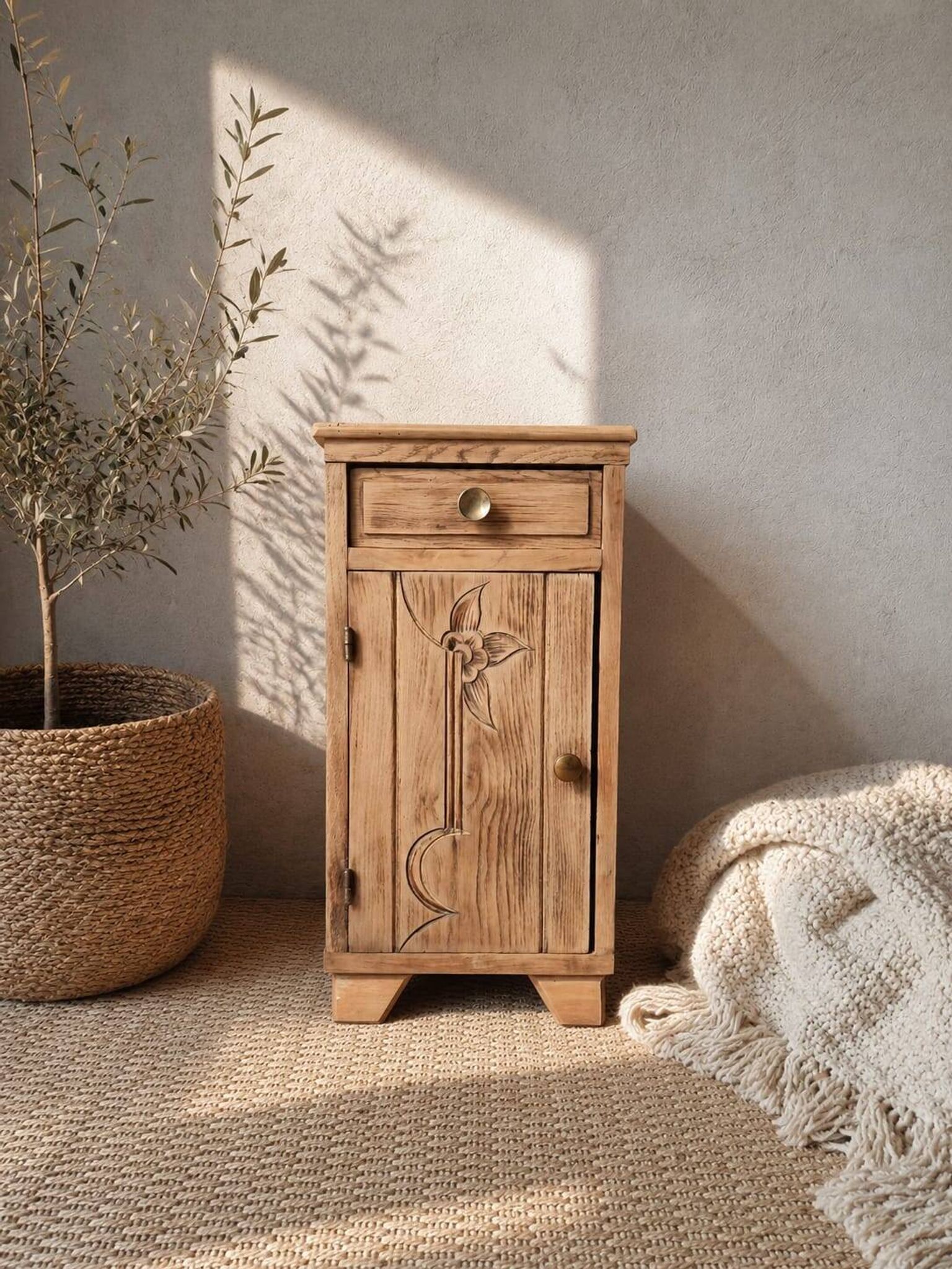 Petit meuble ancien en bois massif restauré