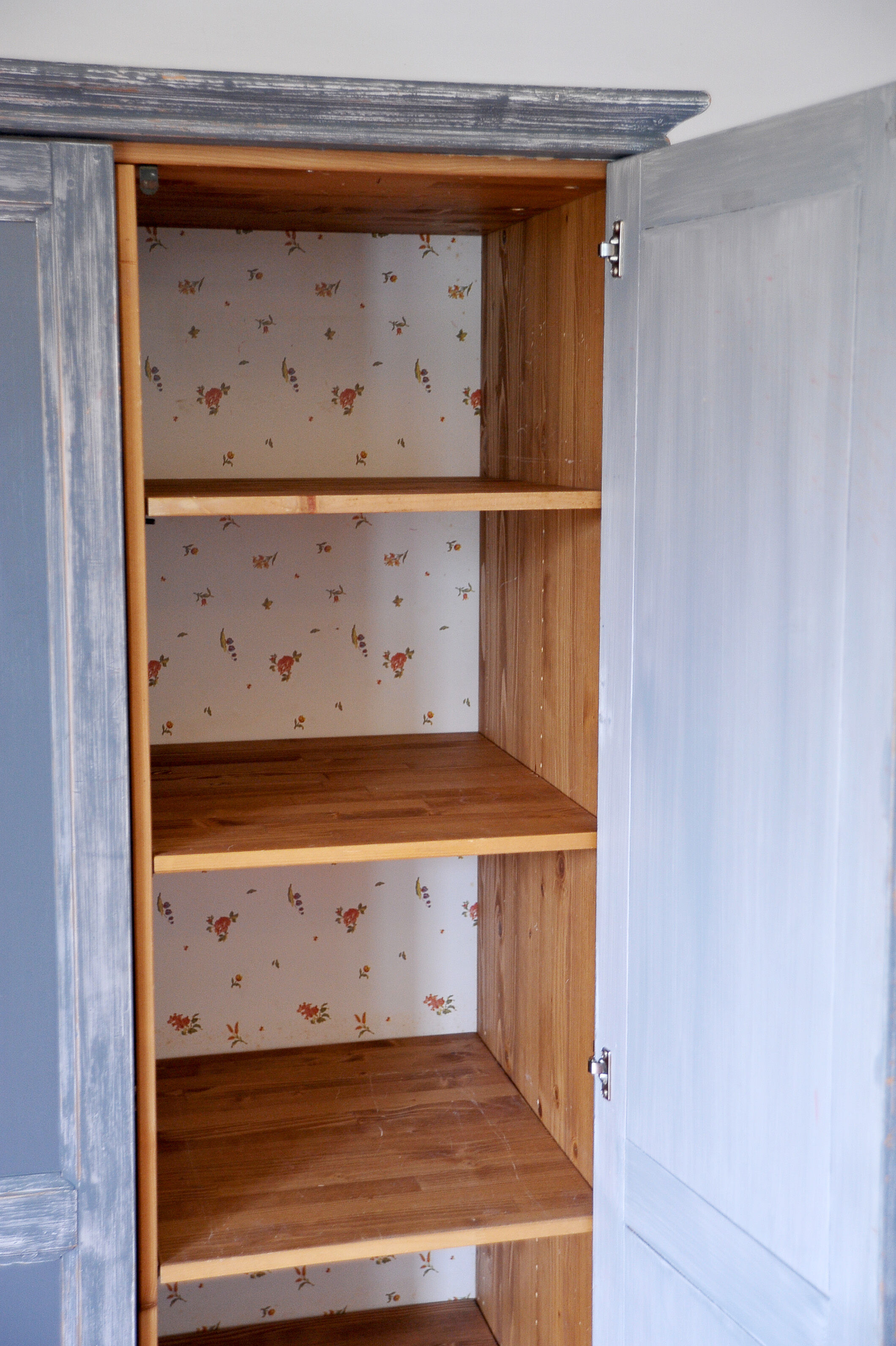 Grey blue wardrobe skated in solid pine