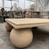 Table basse carrée en pierre avec pieds de balle sculpturaux