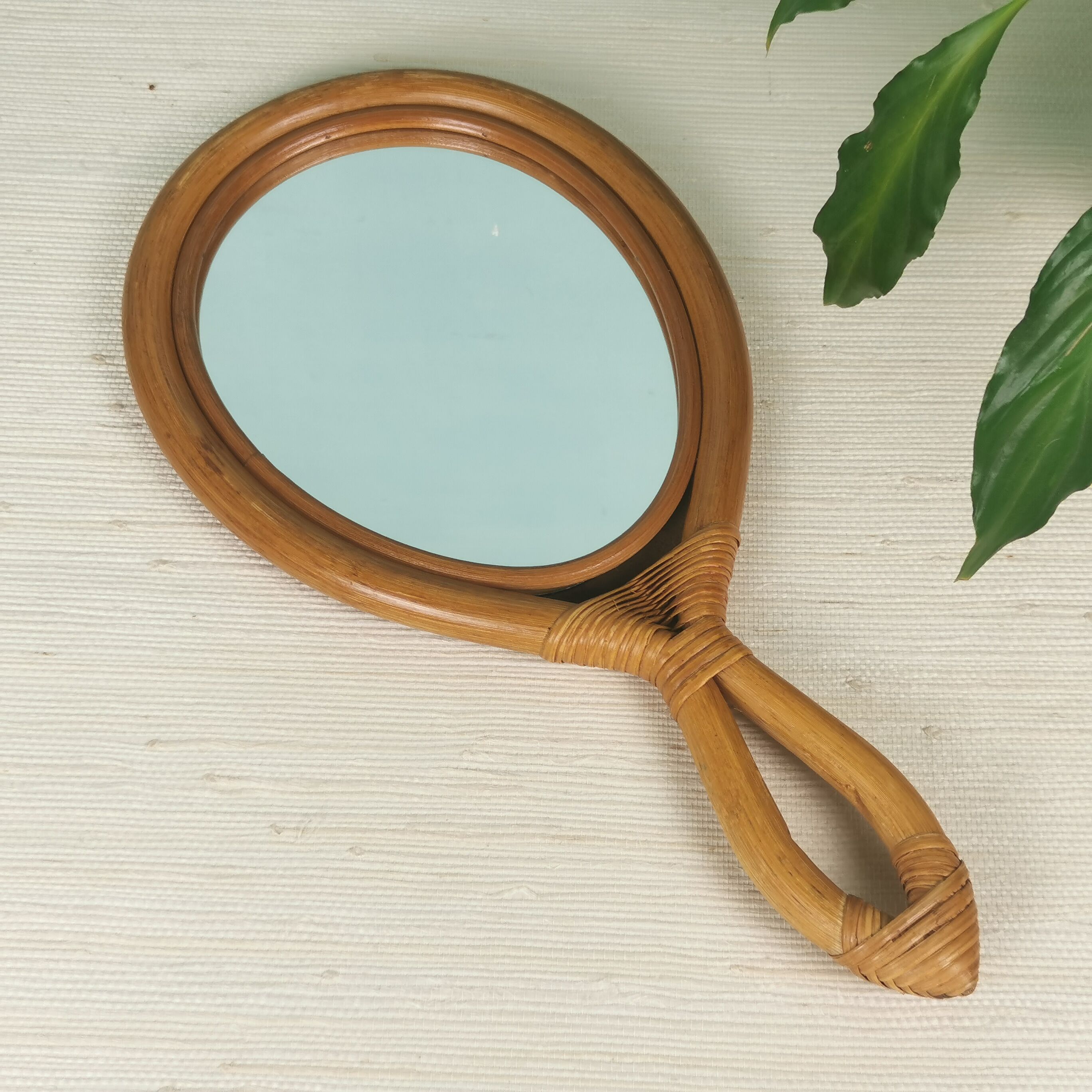 Rattan hand-facing mirror