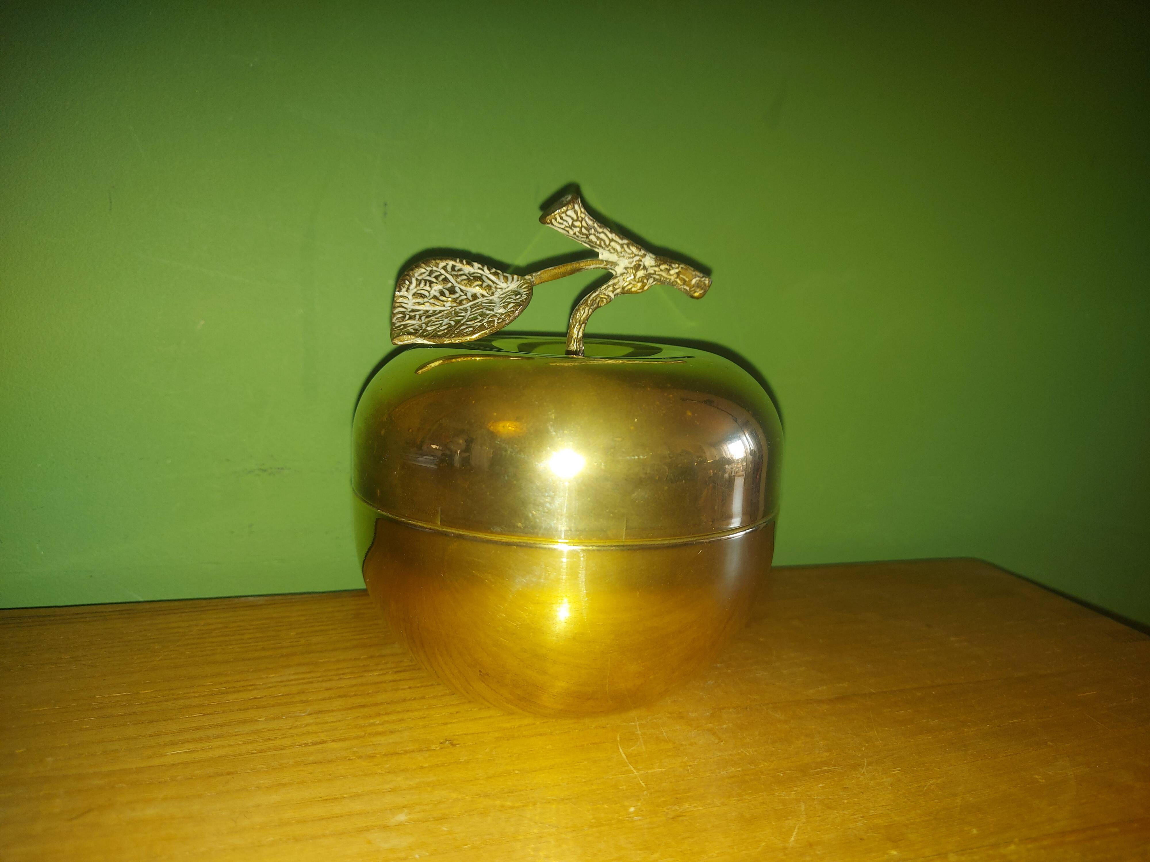 Apple-shaped brass tidy