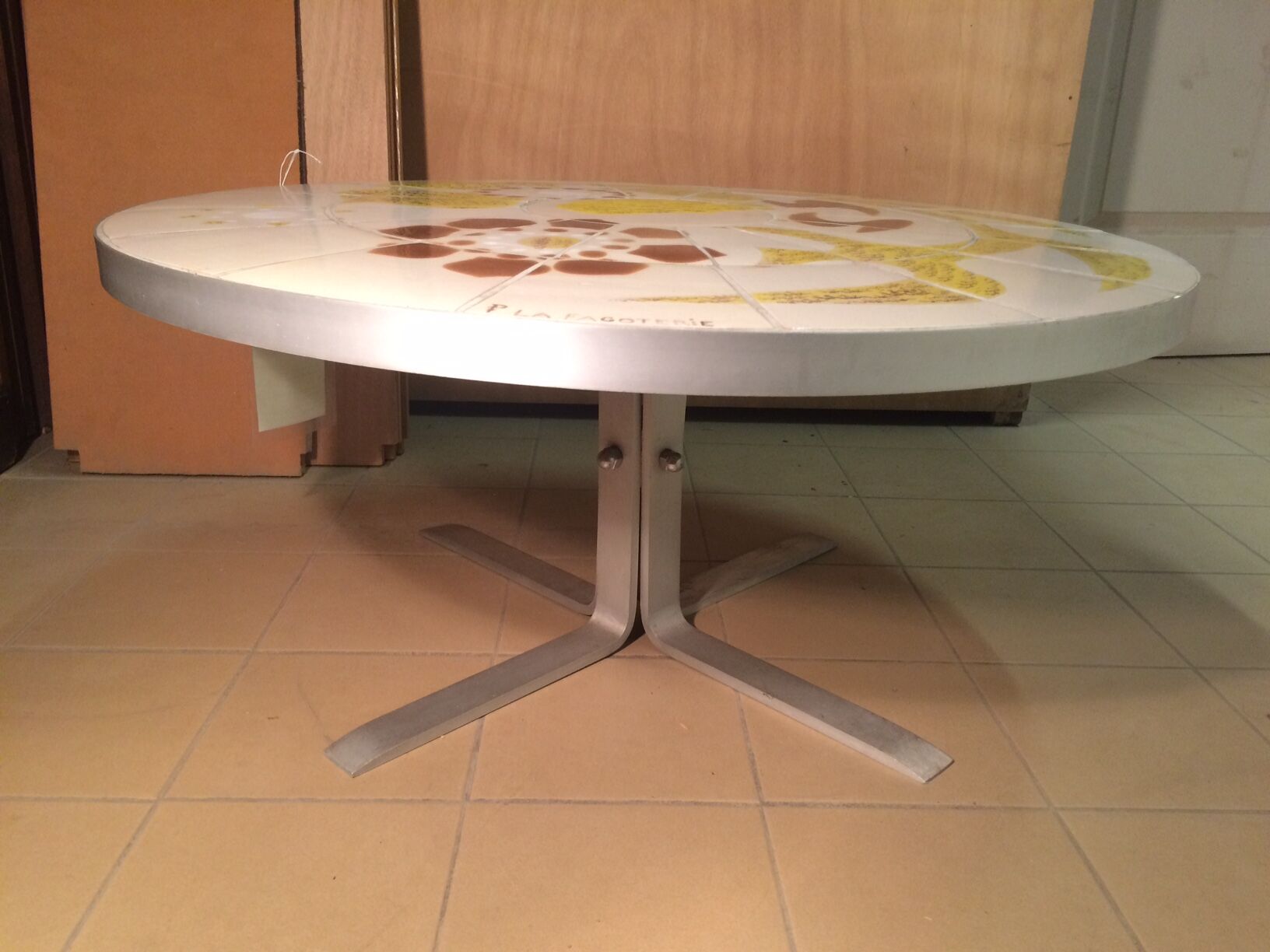 Round vintage coffee table with ceramic tray - 70s
