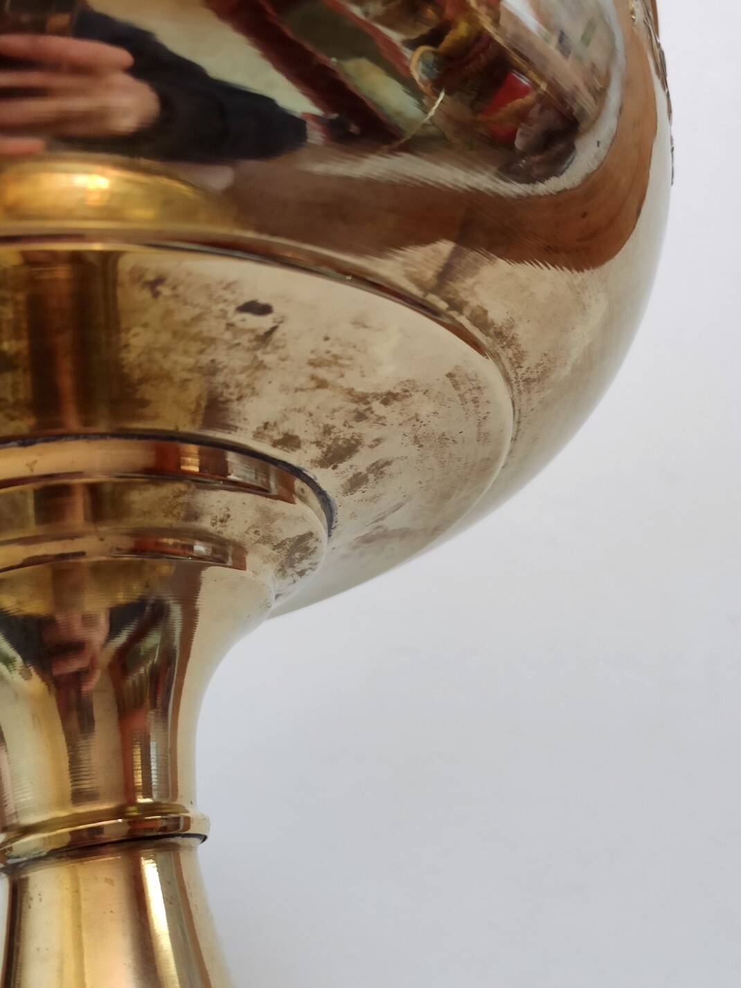Coupe à pied laiton repoussé