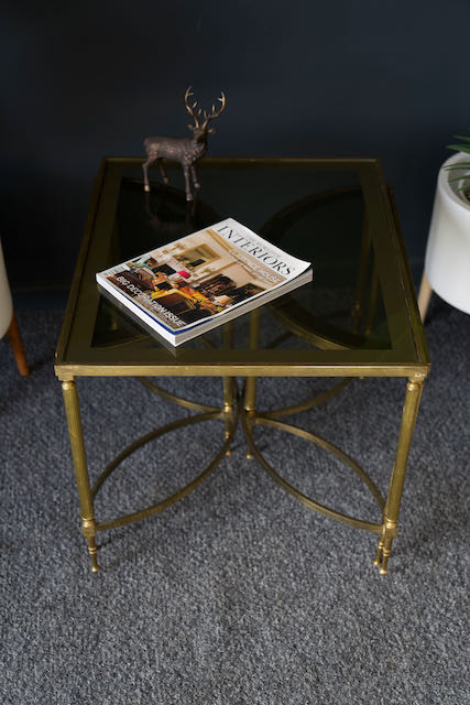 Tables d'appoint en laiton et verre de style néo-hollywoodien français 1970