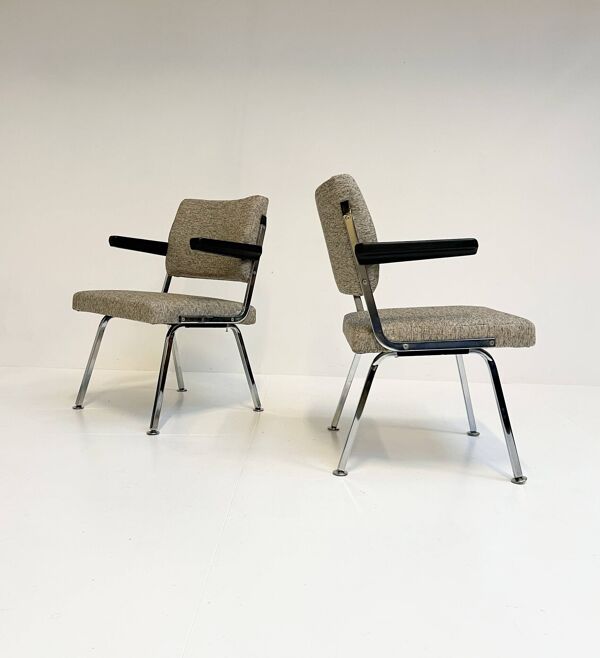 Fauteuil designer en tissu gris attribué à Gispen, années 1960.