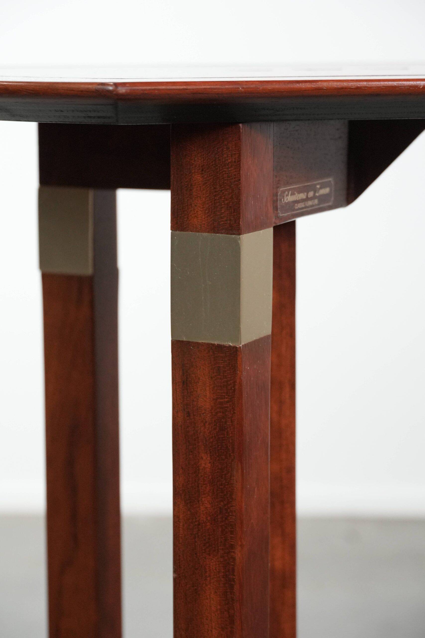 Beautiful Art Deco design side table in good condition