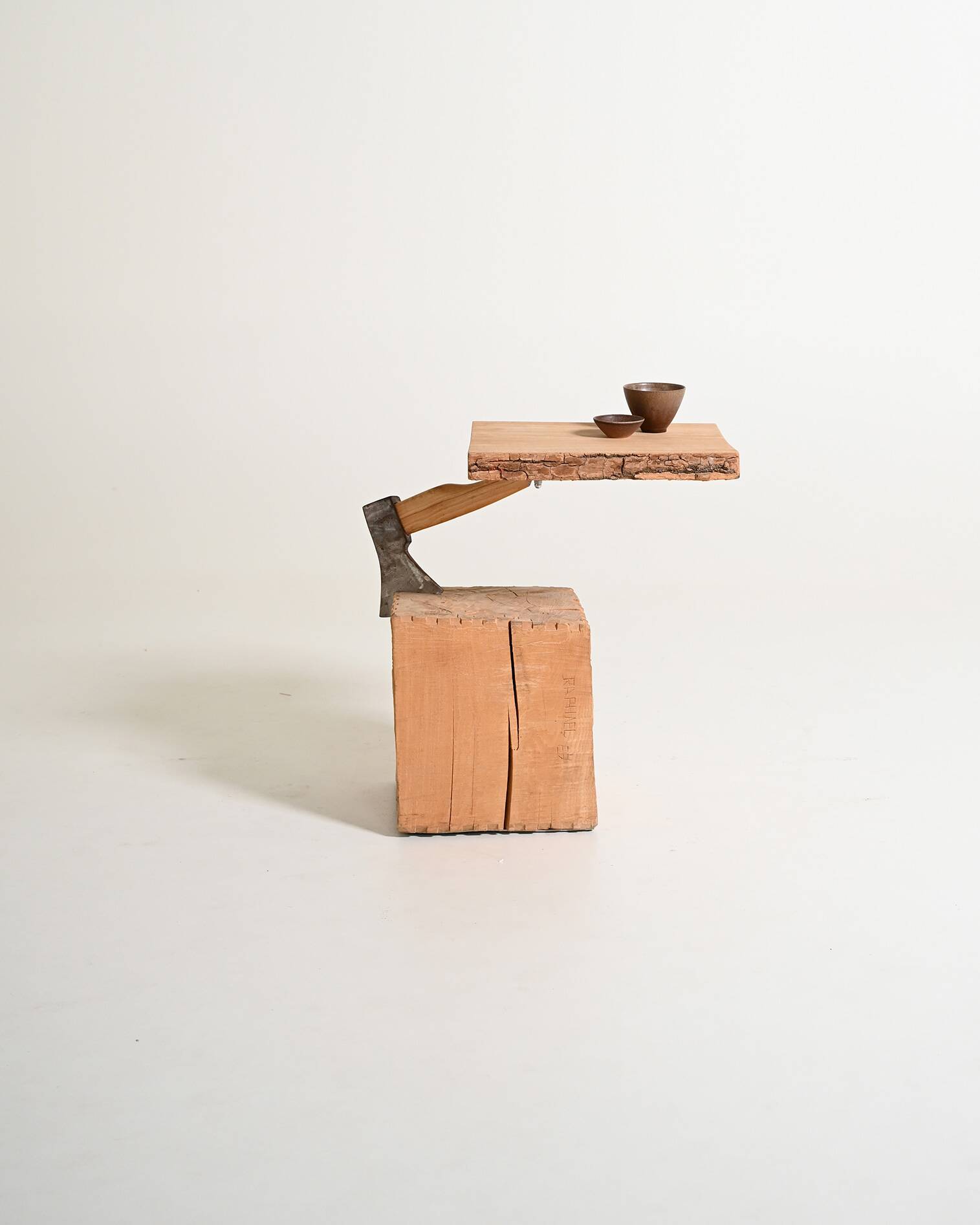 Table d'appoint "Chopping Block with Axe" par Raphael Springmann